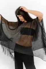 Poncho de tejido calado color negro con apliques de piedras y flecos.