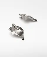 Par de aros grandes dorados con forma abstracta y cierre de broche.