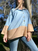 Camisa celeste y beige de lino, de corte recto, manga larga y cuello clásico.