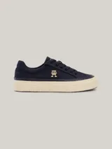 Zapatillas Tommy Hilfiger de lino orgánico color azul marino, con suela de goma color crema y logo TH bordado en dorado.