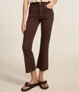 Pantalón de jean marrón, modelo flare cropped con terminación deshilachada.