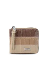 Billetera corta con cierre perimetral, confeccionada en símil cuero con textura croco. Interior con visor, tarjetero, división para billetes y bolsillo monedero con tapa y broche.