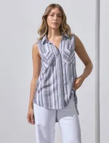 Blusa sin mangas con estampado a rayas verticales en tonos grises y blancos. Tiene cuello camisero, cierre frontal con botones y dos bolsillos con solapa en el pecho.