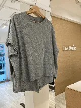 Remerón blanco de manga corta confeccionado en morley de viscosa con terminación de la espalda en pico.