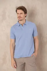 Remera celeste de piqué de algodón, manga corta, cuello clásico con botones y logo bordado en el pecho.