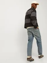 Pantalón de jean celeste de tiro alto y corte holgado. Cierre con botones y acabado stonewash.