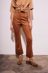 Pantalón marrón acampanado de gamuza sintética, tiro alto y corte ajustado.