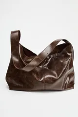 Bolso shopper marrón de efecto acharolado con asa de hombro ajustable, bolsillo interior con cremallera y cierre magnético.