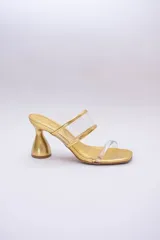 Sandalias plateadas con taco de forma geométrica y tiras transparentes.