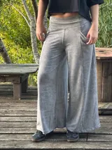 Pantalón palazzo de tiro alto confeccionado en viscosa y spandex con efecto batik en color gris. Posee un diseño de pierna ancha evasé, bolsillos laterales y una faja ancha en la cintura.