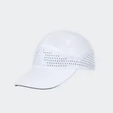 Gorro deportivo blanco, tipo running, con visera curva. Presenta una banda perforada con microagujeros para ventilación y el logo de Le Coq Sportif en relieve en el frente.