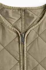 Campera acolchada color verde oliva, de corte recto, con cuello redondo, cierre frontal y bolsillos insertados.