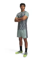 Short deportivo Under Armour Challenger Knit color azul marino con logo blanco en la pierna derecha.