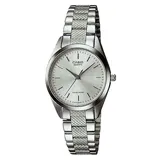 Reloj análogo Casio para mujer, con caja y pulsera de acero inoxidable plateado. Esfera blanca con marcadores de hora aplicados y manecillas plateadas. Presenta un visor de fecha a las 3.