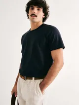 Remera azul marino de corte slim y mangas cortas.