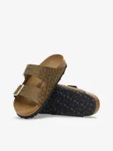 Sandalias Birkenstock Arizona con estampado animal print en tonos marrones y hebillas metálicas ajustables.