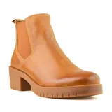 Bota Chelsea de cuero negro con elásticos laterales, caña baja, suela track y taco ancho.
