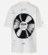 Remera alargada de algodón color crudo, con cuello redondo y mangas cortas. Presenta estampa de un disco de vinilo en la espalda y detalles de texto en el frente.