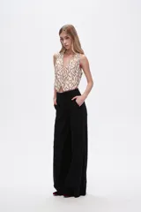 Pantalón negro de lino, de corte ancho y tiro alto.