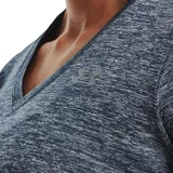 Remera deportiva Under Armour color rosa con cuello en V y logo estampado en el pecho. Confeccionada con tejido UA Tech que seca el sudor rápidamente.