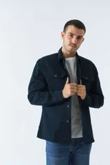 Sobrecamisa azul marino de twill de algodón con cuello clásico, cierre frontal con botones a tono, dos bolsillos de parche con solapa abotonada en el pecho, mangas largas con puños abotonados y corte regular.