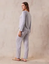 Conjunto de pijama estampado, marca René Rofé, compuesto por pantalón y remera. Remera de escote redondo, delantera con bolsillo y mangas largas. Pantalón con cintura elastizada y lazo de ajuste.