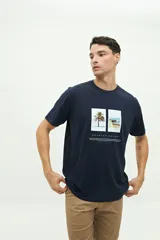 Remera verde agua de manga corta con estampado de dos fotografías en el frente.