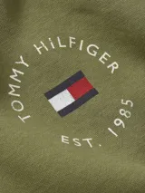 Buzo con capucha verde oliva de Tommy Hilfiger, con logo redondo bordado en el pecho y bandera bordada en el puño. Cuenta con cuello con cordones ajustables y bolsillo de canguro.