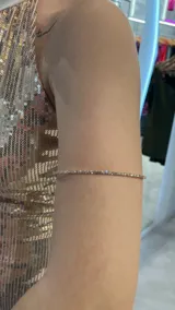 Brazalete dorado con pequeñas incrustaciones de strass.