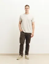 Remera de manga corta color petróleo, de corte recto y cuello redondo.