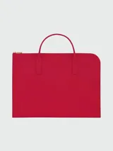 Maletín rojo de cuero con doble asa corta y cierre superior.