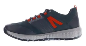 Zapato casual para hombre marca Freeway, modelo Portland, en color marrón con detalles en naranja. Confeccionado en una combinación de cuero, material sintético y textil, presenta un diseño de inspiración outdoor con cordones y suela de goma con relieve.