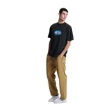 Remera negra de manga corta con estampado ovalado con el texto "Critical" en celeste y violeta. Corte estándar.