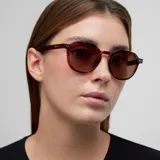 Lentes de sol con montura geométrica de acetato color carey (tortoise) y lentes marrones polarizadas con protección UV400.