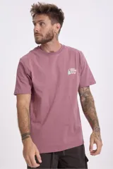 Remera de algodón color malva, con cuello redondo y manga corta. Presenta un pequeño estampado en el pecho con texto y un dibujo de un objeto.