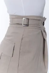 Bermuda color gris con pretina, cierre con botón y cinturón con hebilla.