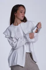 Camisa verde claro con doble cuello Claudine con volado y puños Oxford.