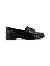 Mocasines de cuero liso y charol color negro, con plastrón doblado y acabado de flecos.