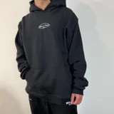 Canguro negro de corte oversize con capucha y bolsillo tipo canguro. Estampado frontal con el texto "Bueno Vibra Est. 2020" en color blanco.