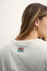 Remera color verde agua, de corte holgado y mangas cortas con dobladillo.