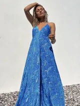 Vestido largo de tirantes finos con estampado paisley en tonos azules y dorados.