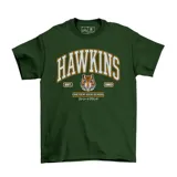 Remera verde con estampado frontal que incluye la palabra "Hawkins" en letras grandes, la imagen de un tigre y la leyenda "Emexem High School".