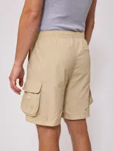 Short cargo negro de poliamida con bolsillos laterales y cintura ajustable con cordón.