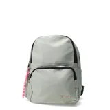 Mochila urbana de tamaño medio, color verde menta pálido, con cierres negros y herrajes plateados. Presenta un bolsillo frontal con cierre y un bolsillo trasero con cierre. Incluye un llavero de cuerda trenzada rosa y blanco atado a uno de los tiradores del cierre principal.