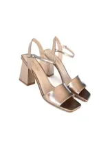 Sandalias de cuero color peltre con tira delgada sobre los dedos y tobillo, y taco bloque de 8 cm.