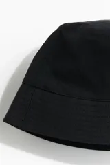 Sombrero tipo bucket negro liso.