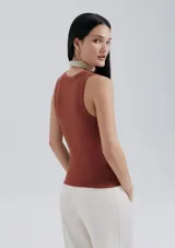Musculosa marrón de tela acanalada, corte ajustado y cuello redondo.