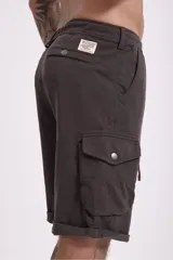 Bermuda cargo color marrón topo, de corte recto y largo hasta la rodilla, con bolsillos laterales con solapa y cordón ajustable en la cintura.