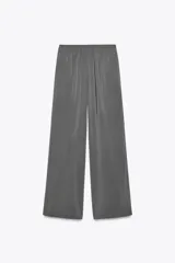 Pantalón palazzo color gris topo de tejido fluido, con cintura elástica ajustable con cordones y bolsillos laterales.