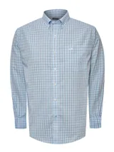 Camisa de hombre RKF a cuadros celestes y blancos, de manga larga, corte regular, cuello americano abotonado, bolsillo en el pecho con logo bordado y tejido resistente a las arrugas.